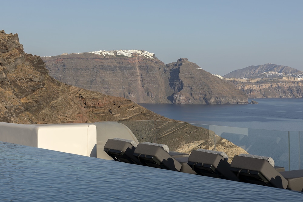 Hom Santorini — Swimming pool in Oia, South Aegean