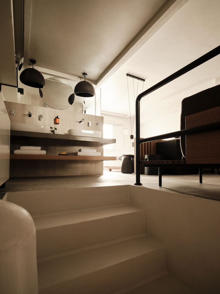 Hom Santorini — Hotel rooms in Oia, South Aegean