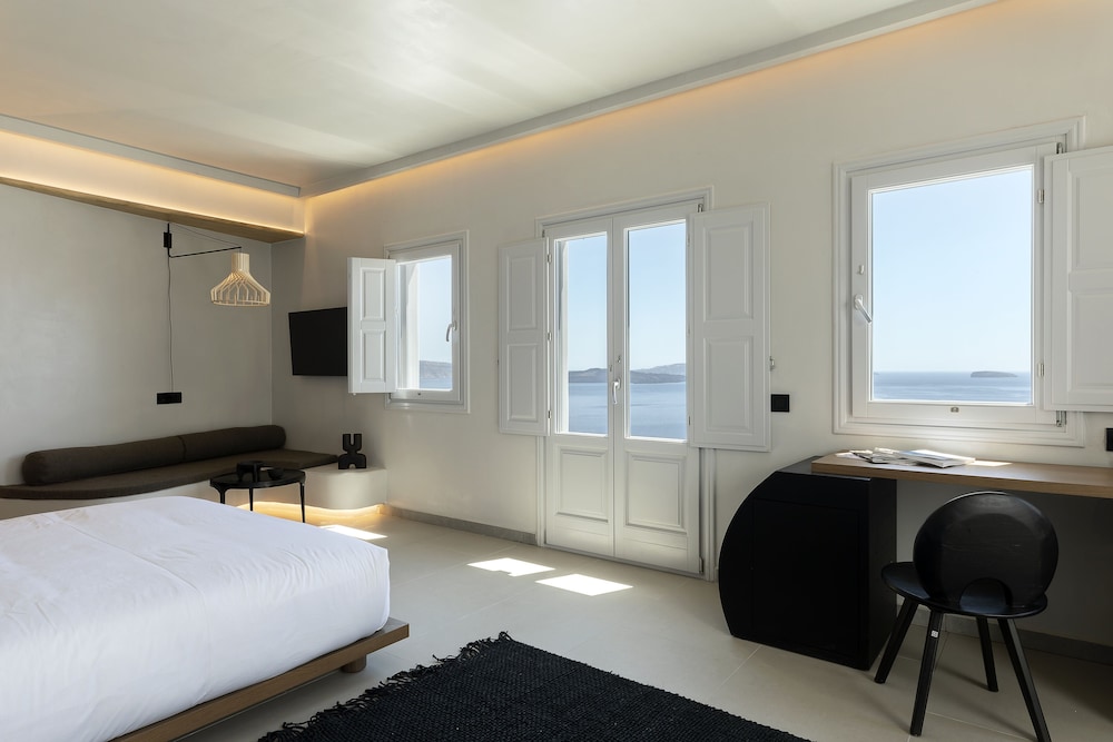 Hom Santorini — Hotel rooms in Oia, South Aegean