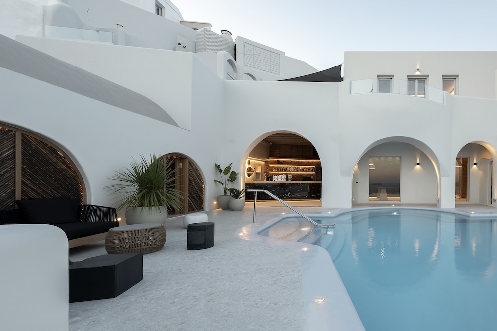Hom Santorini — Swimming pool in Oia, South Aegean