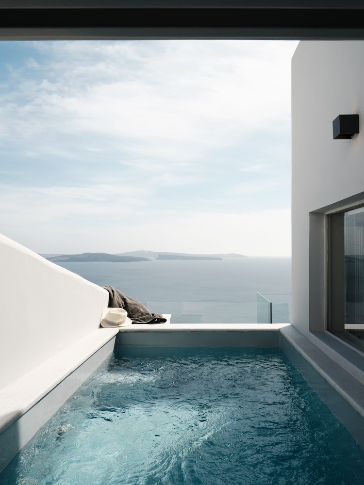 Hom Santorini — Swimming pool in Oia, South Aegean