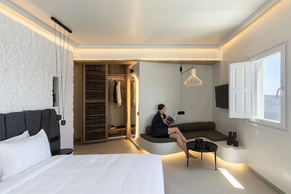 Hom Santorini — Hotel rooms in Oia, South Aegean