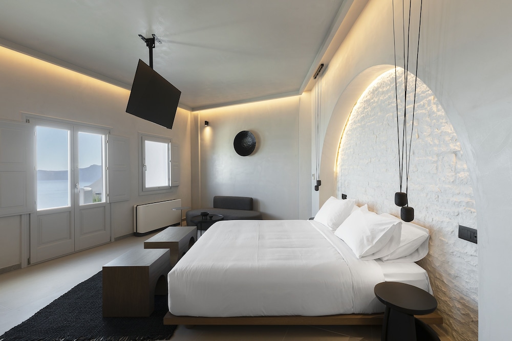 Hom Santorini — Hotel rooms in Oia, South Aegean