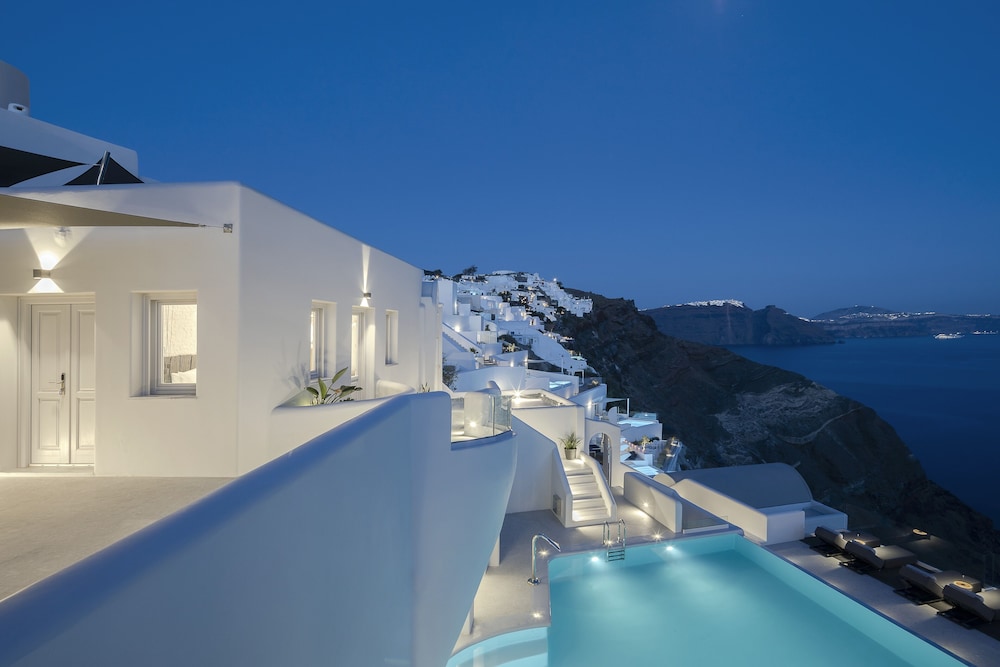 Hom Santorini — Swimming pool in Oia, South Aegean