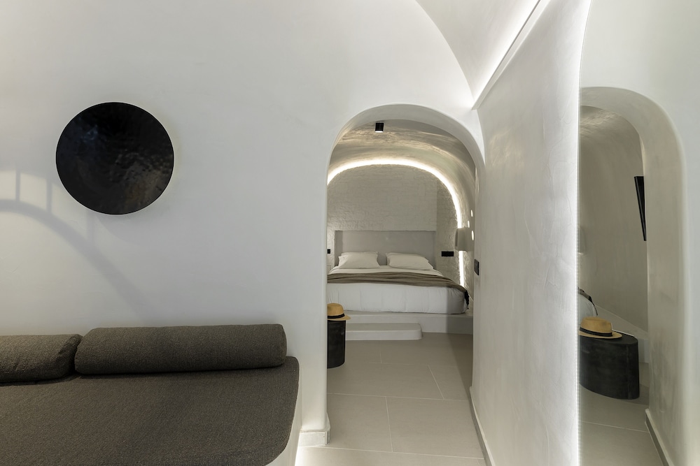 Hom Santorini — Hotel rooms in Oia, South Aegean