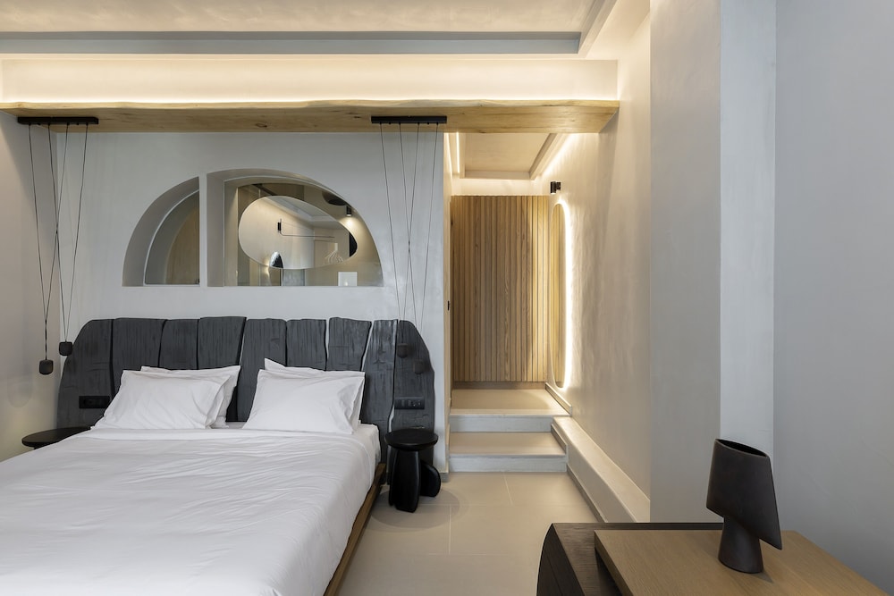 Hom Santorini — Hotel rooms in Oia, South Aegean
