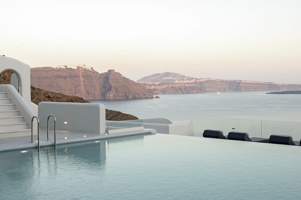 Hom Santorini — Swimming pool in Oia, South Aegean
