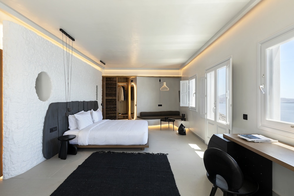 Hom Santorini — Hotel rooms in Oia, South Aegean