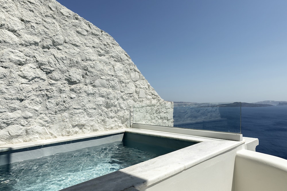 Hom Santorini — Swimming pool in Oia, South Aegean