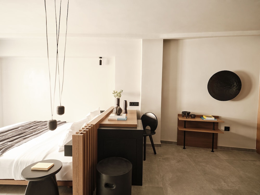 Hom Santorini — Hotel rooms in Oia, South Aegean