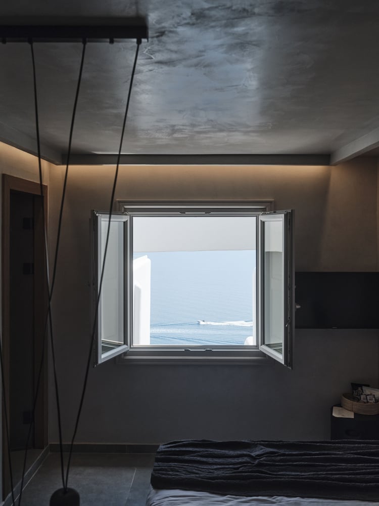 Hom Santorini — Hotel rooms in Oia, South Aegean