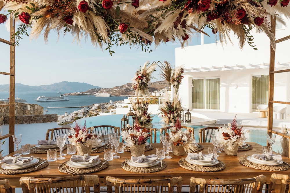 Lovia Mykonos — Restaurant & bars in Mykonos Town, South Aegean
