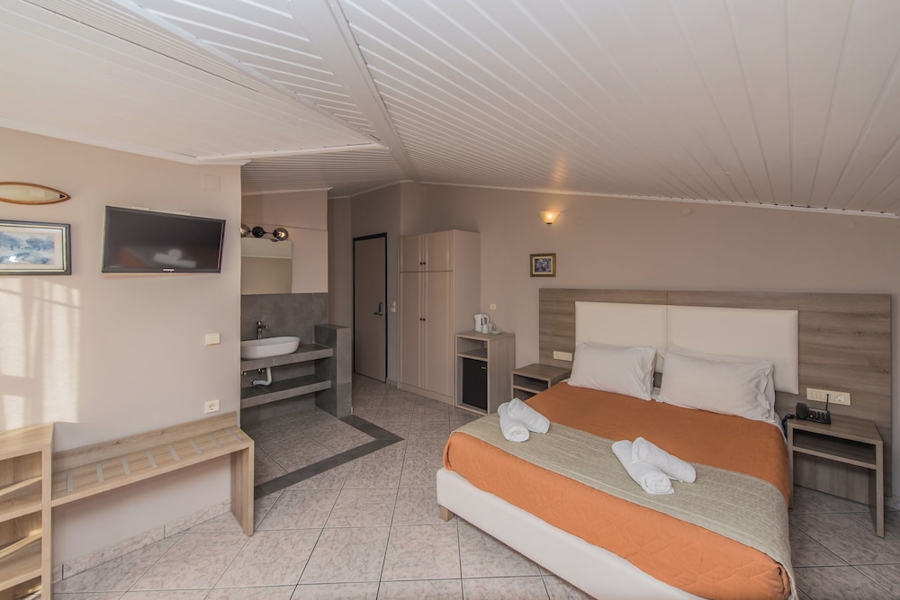 Planos Beach Hotel — Hotel rooms in Tsilivi, Ionian Islands