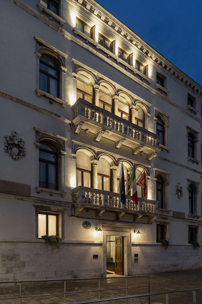Radisson Collection Hotel, Palazzo Nani Venice — Hotel building in Venice, Veneto