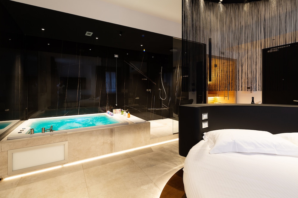 The Corner Duomo Hotel — Hotel rooms in Milan, Lombardy
