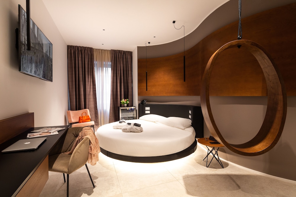The Corner Duomo Hotel — Hotel rooms in Milan, Lombardy