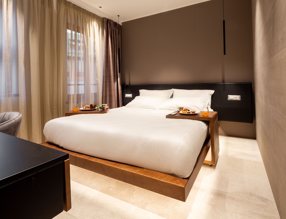 The Corner Duomo Hotel — Hotel rooms in Milan, Lombardy