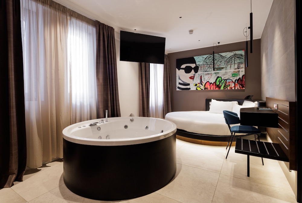 The Corner Duomo Hotel — Hotel rooms in Milan, Lombardy