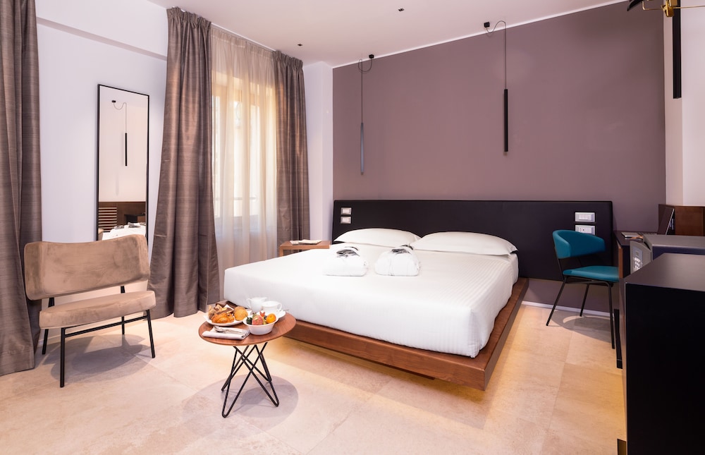 The Corner Duomo Hotel — Hotel rooms in Milan, Lombardy