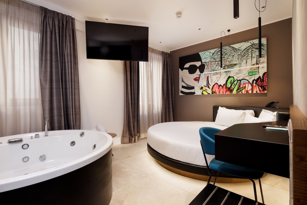 The Corner Duomo Hotel — Hotel rooms in Milan, Lombardy