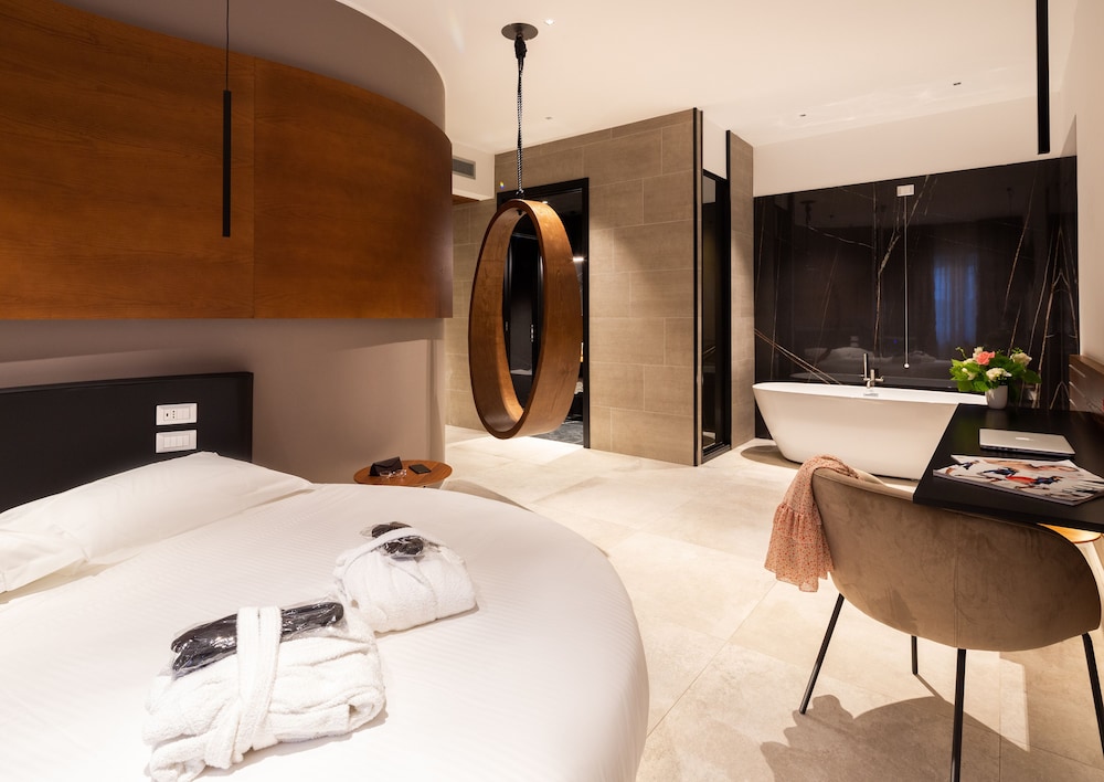 The Corner Duomo Hotel — Hotel rooms in Milan, Lombardy