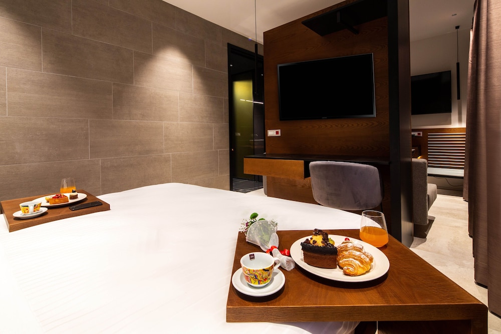 The Corner Duomo Hotel — Hotel rooms in Milan, Lombardy