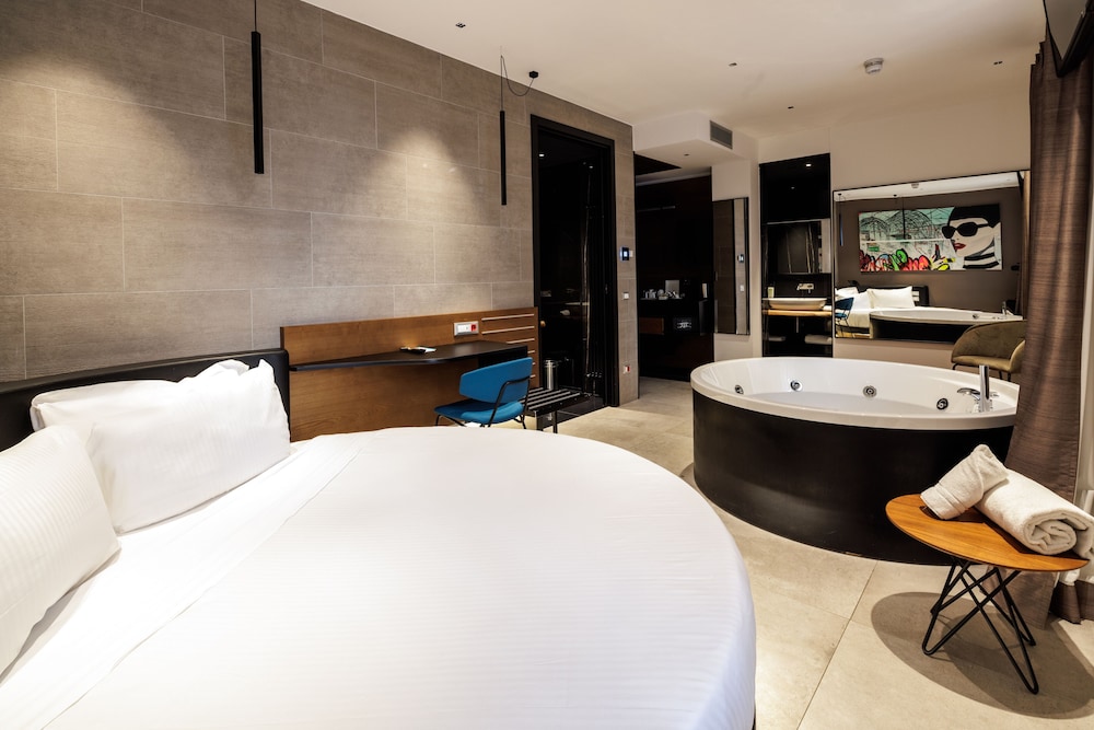 The Corner Duomo Hotel — Hotel rooms in Milan, Lombardy