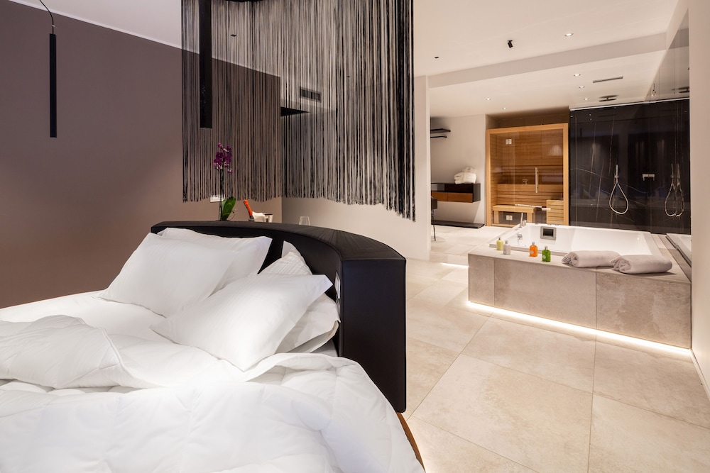The Corner Duomo Hotel — Hotel rooms in Milan, Lombardy