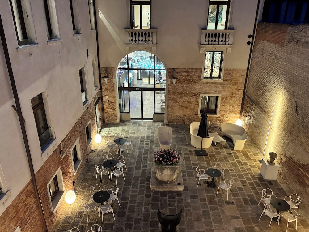 Hotel Aquarius Venice — Hotel building in Venice, Veneto