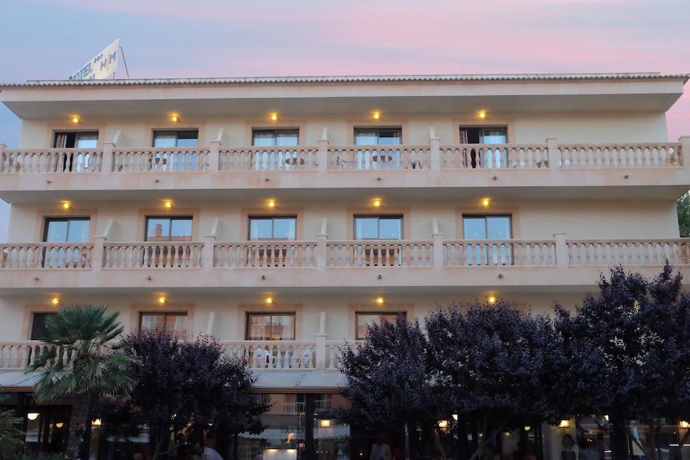 Hotel Bell Port — Hotel building in Cala Ratjada, Balearic Islands