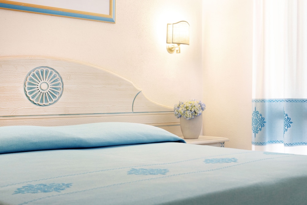 Hotel Cormorano — Hotel rooms in Arzachena, Sardinia