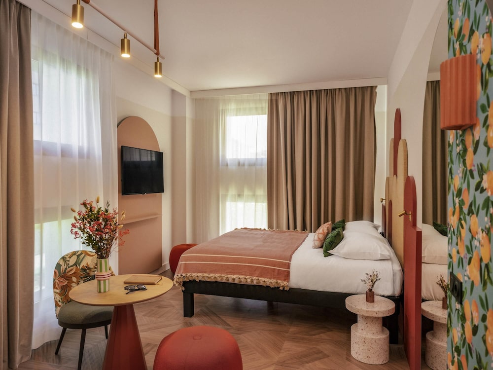 Ibis Styles Sevilla Santa Justa — Hotel rooms in Seville, Andalusia