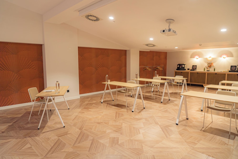 Ibis Styles Sevilla Santa Justa — Hotel rooms in Seville, Andalusia