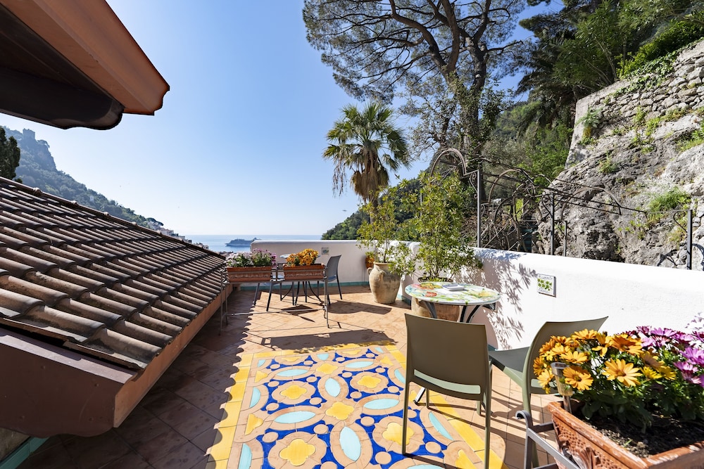 Hotel Villa Annalara charme and relax — Hotel building in Amalfi, Campania