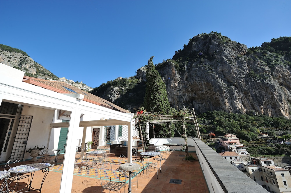 Hotel Villa Annalara charme and relax — Hotel building in Amalfi, Campania