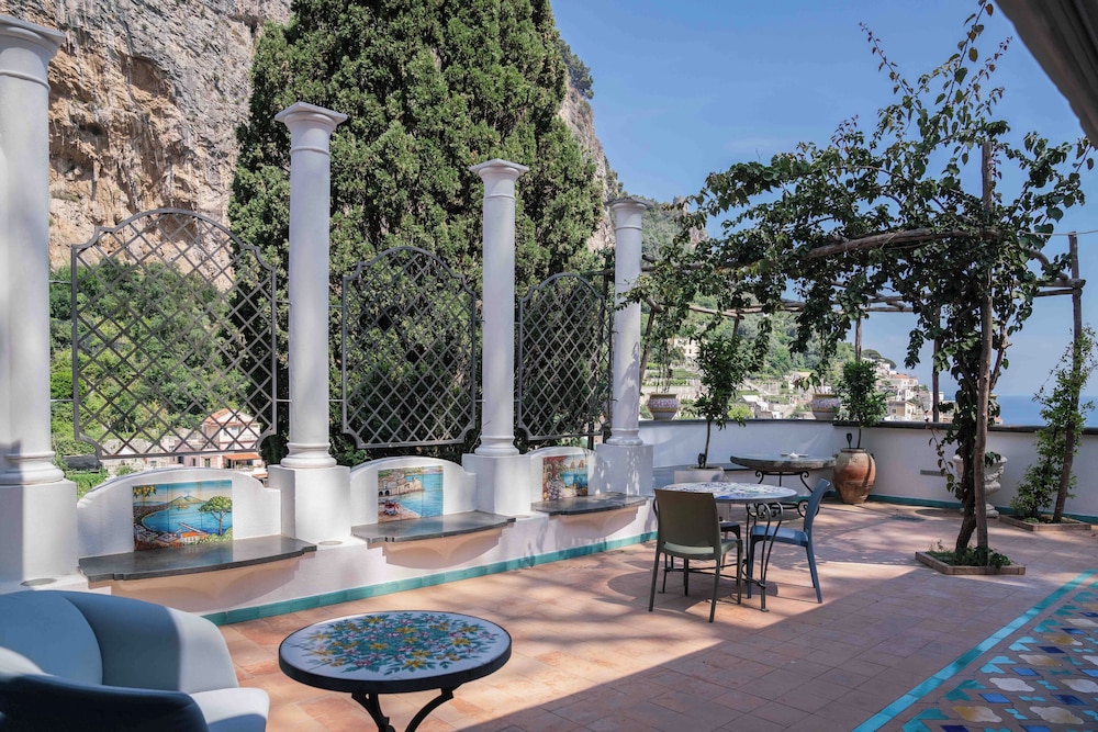 Hotel Villa Annalara charme and relax — Hotel building in Amalfi, Campania