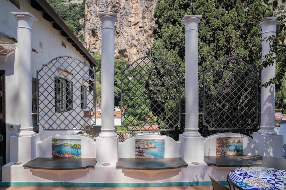 Hotel Villa Annalara charme and relax — Hotel building in Amalfi, Campania