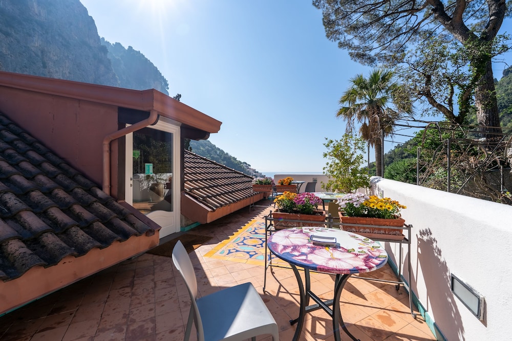 Hotel Villa Annalara charme and relax — Hotel building in Amalfi, Campania