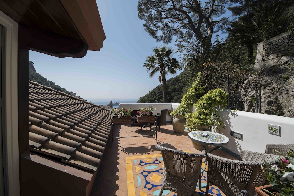 Hotel Villa Annalara charme and relax — Hotel building in Amalfi, Campania