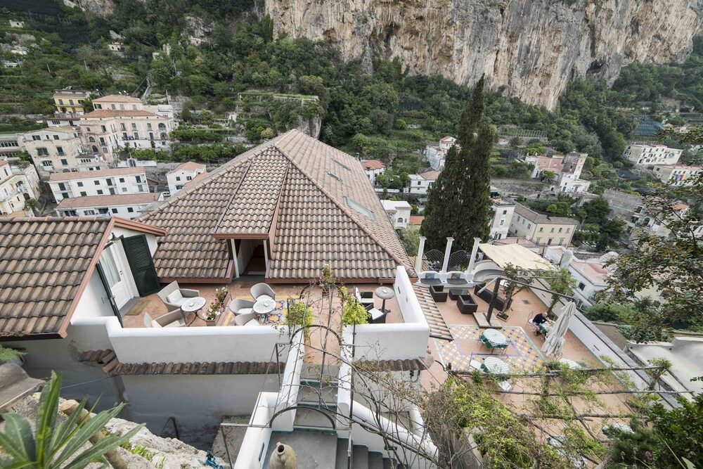 Hotel Villa Annalara charme and relax — Hotel building in Amalfi, Campania