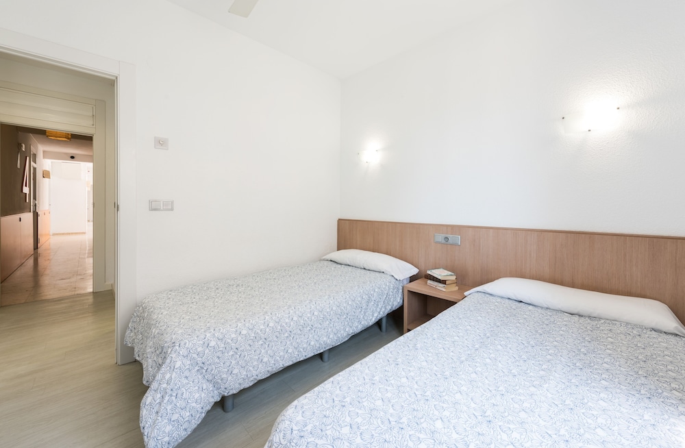 Apartamentos Flats Friends Atlantida — Hotel rooms in Benidorm, Valencian Community