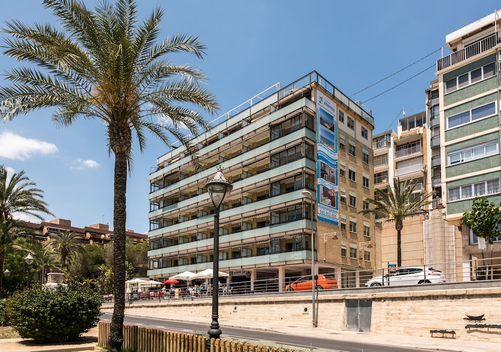 Apartamentos Flats Friends Atlantida — Hotel building in Benidorm, Valencian Community