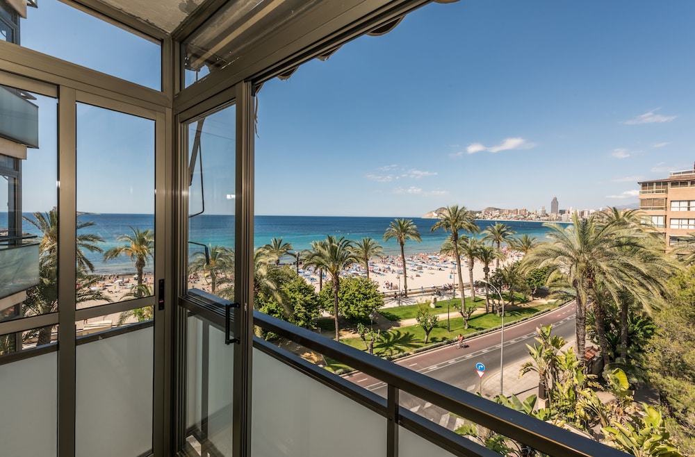 Apartamentos Flats Friends Atlantida — Hotel rooms in Benidorm, Valencian Community
