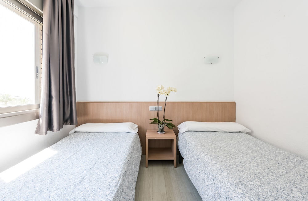 Apartamentos Flats Friends Atlantida — Hotel rooms in Benidorm, Valencian Community