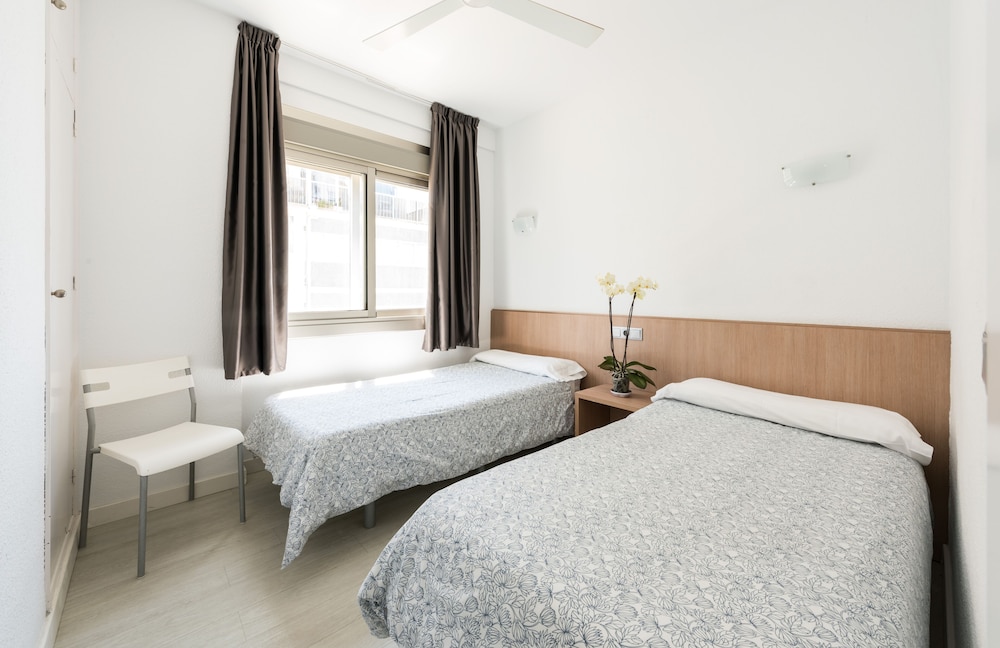 Apartamentos Flats Friends Atlantida — Hotel rooms in Benidorm, Valencian Community