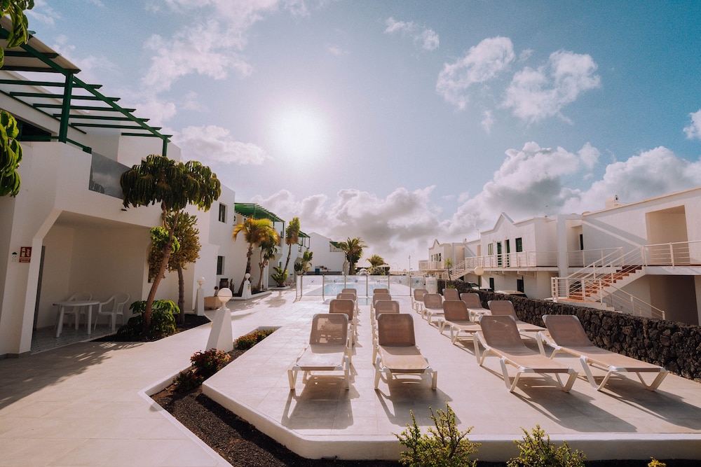 Apartamentos Aloe — Hotel building in Puerto del Carmen, Canary Islands