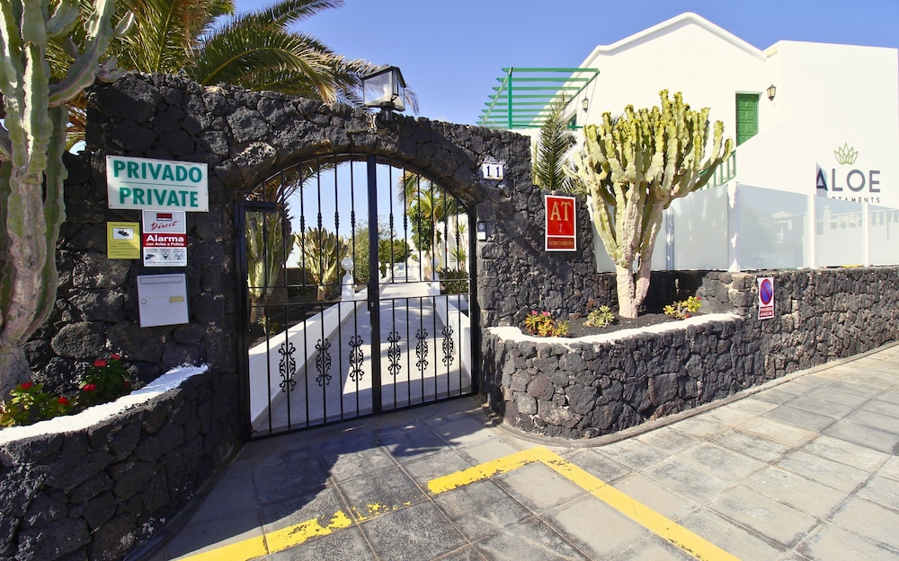 Apartamentos Aloe — Hotel building in Puerto del Carmen, Canary Islands