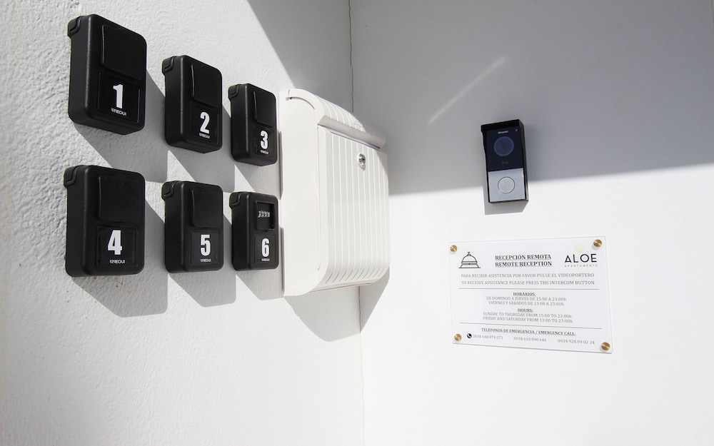 Apartamentos Aloe — Hotel building in Puerto del Carmen, Canary Islands