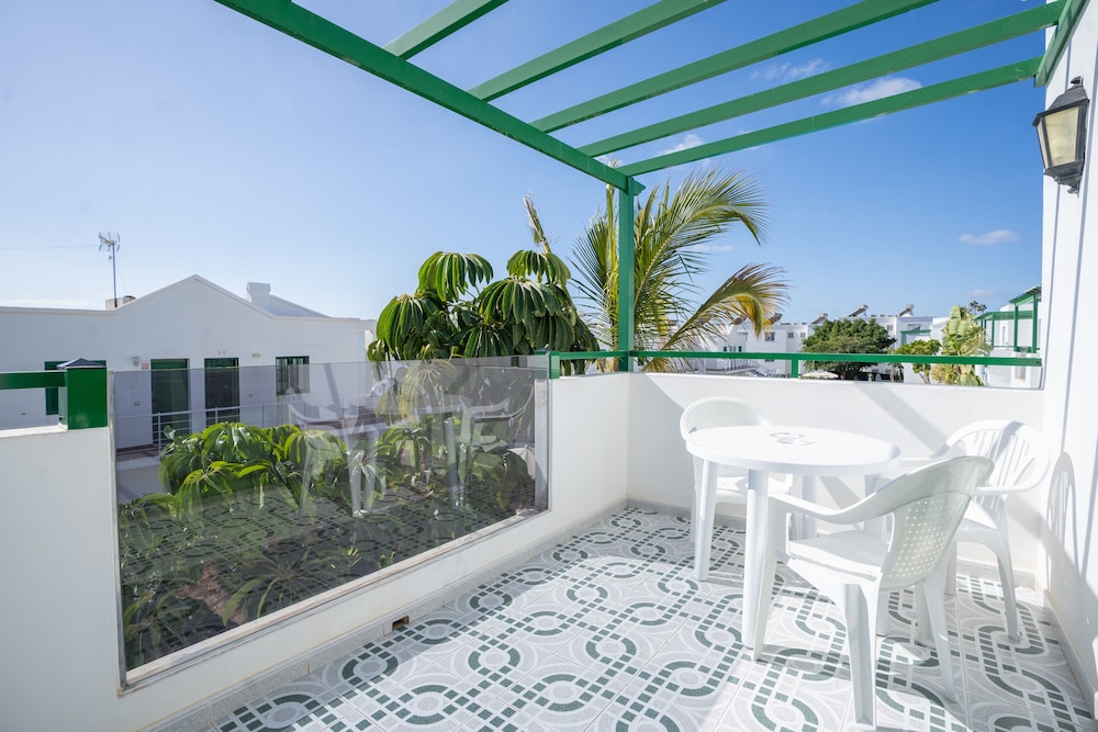Apartamentos Aloe — Hotel building in Puerto del Carmen, Canary Islands