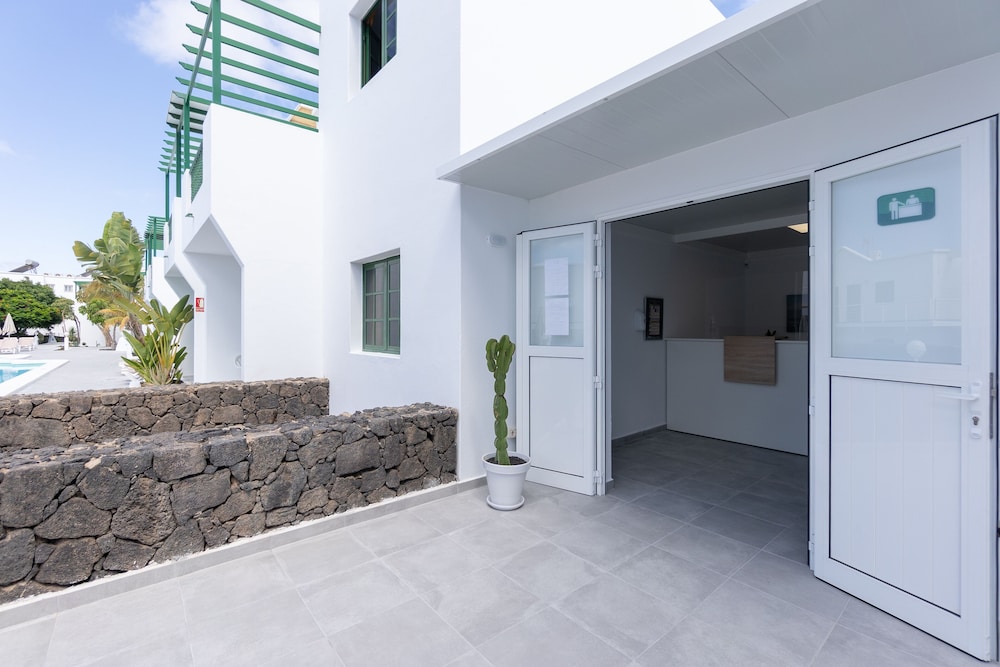 Apartamentos Aloe — Hotel building in Puerto del Carmen, Canary Islands